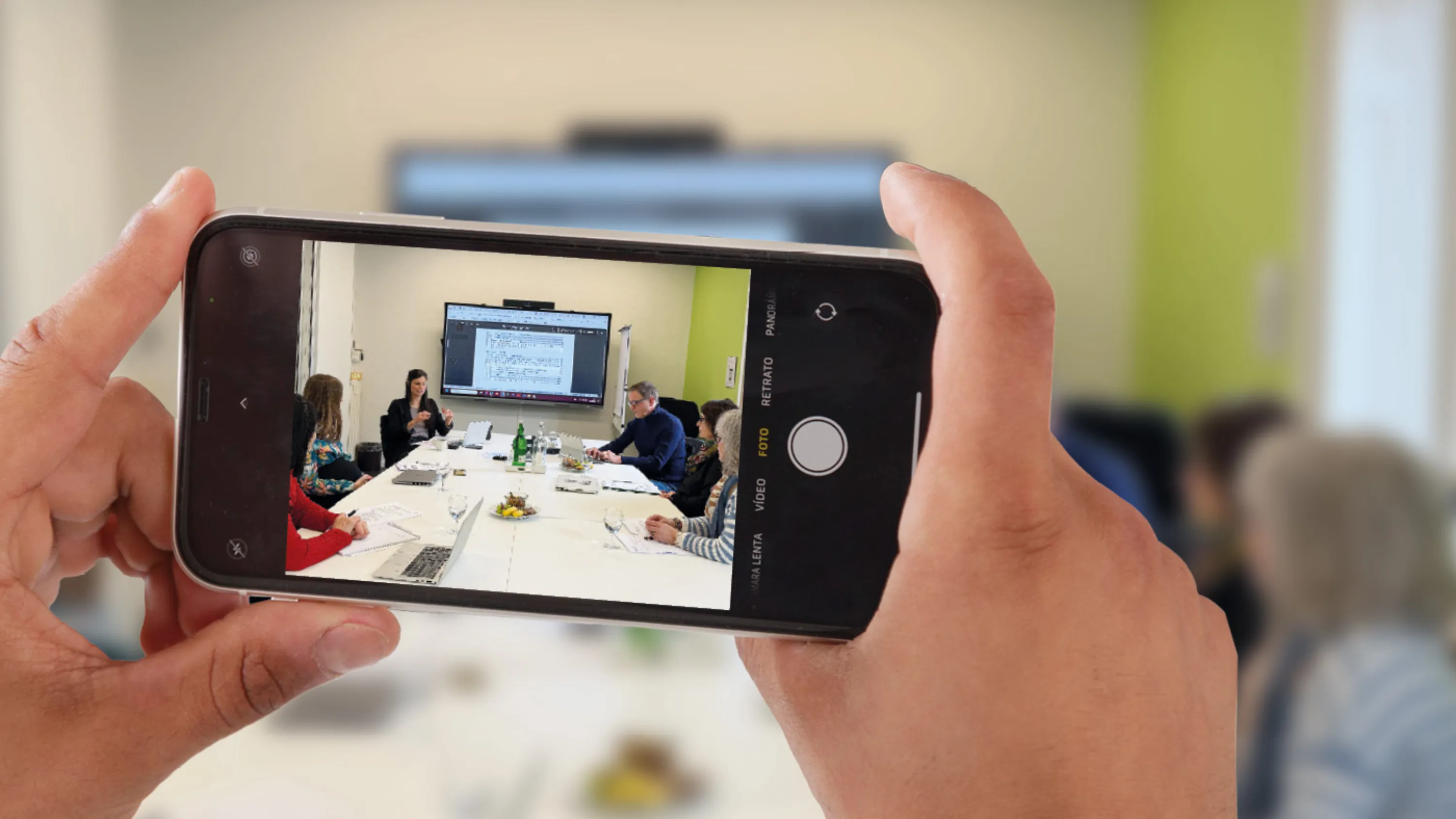 Il gruppo di lavoro IF di Pro Senectute si siede a un tavolo e discute