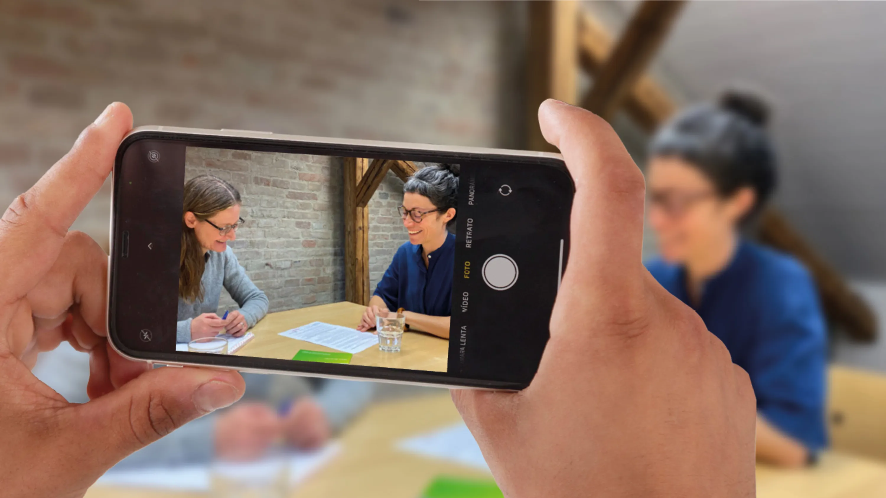 Regula Schmid e Sandra Stark si siedono a un tavolo e discutono