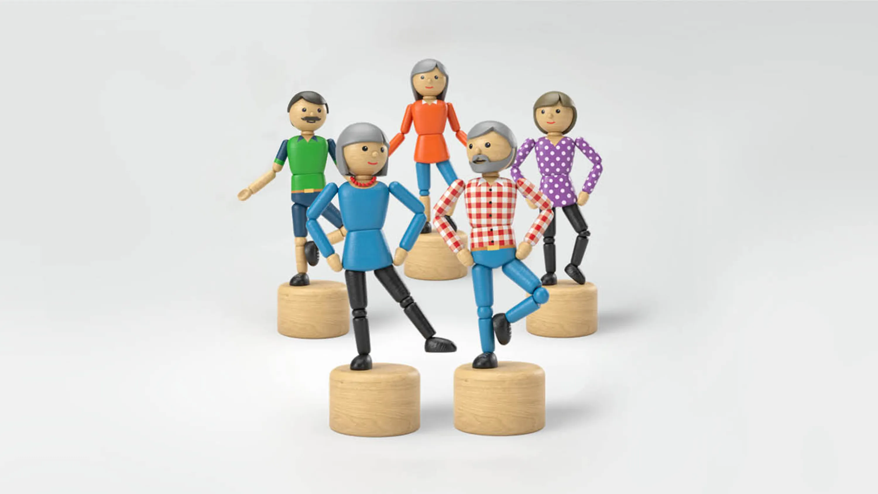 Cinq figurines en bois censées représenter des personnes qui  bougent.